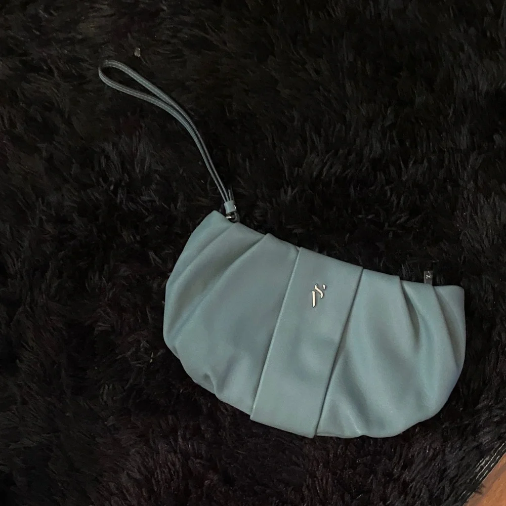 Simply Vera Vera Wang Slate Blue Pleated Wristlet - Picture 1 of 5